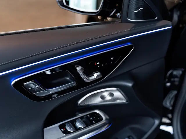 Mercedes-Benz E-Класс — миниатюра 32