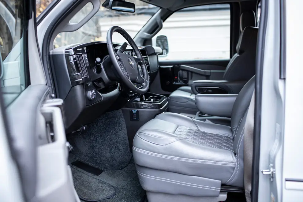 Chevrolet Express — миниатюра 12